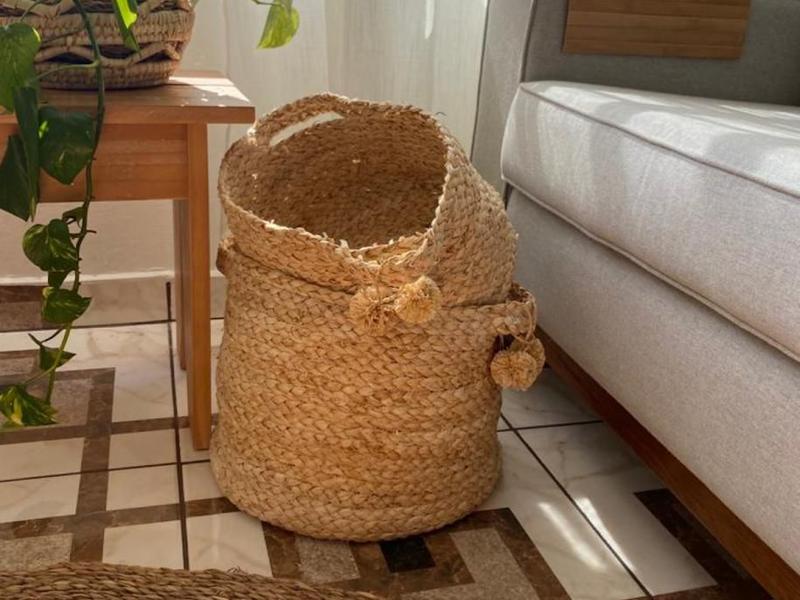 Imagem de Kit 2 Cestos Decorativos Multiuso Redondo Em Fibra Natural Com Alça e Detalhe Pompom Organizador Sala Quarto Escritório Quarto Almofada Manta Objetos