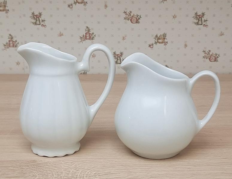 Imagem de Kit 2 Jarras Artística e Tradicional - Leiteira, Sucos e Bebidas - 300 e 350ML - Porcelana Branca