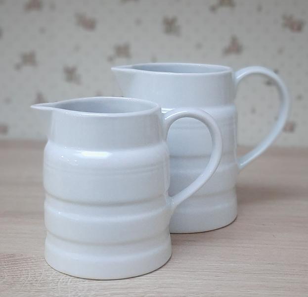 Imagem de Kit 2 Jarras Artísticas - Leiteira, Sucos e Bebidas - 600 e 850ML - Porcelana Branca