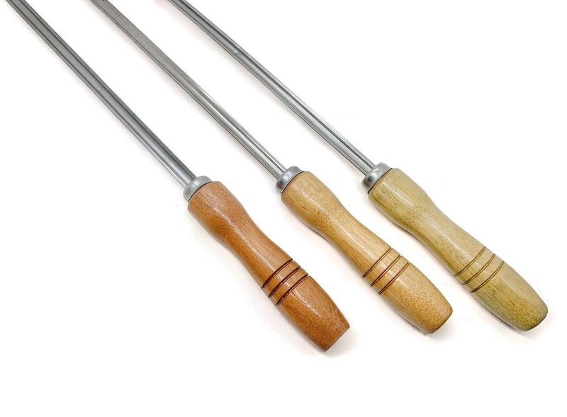 Imagem de Kit 3 Espetos para churrasco 60cm inox cabo em madeira assar carnes coração