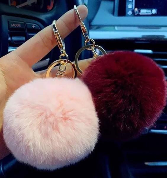 Kit 3 unidades de Chaveiros com acessório pompom macio tendência - Filó Modas Imagem de Kit 3 unidades de Chaveiros com acessório pompom macio tendência