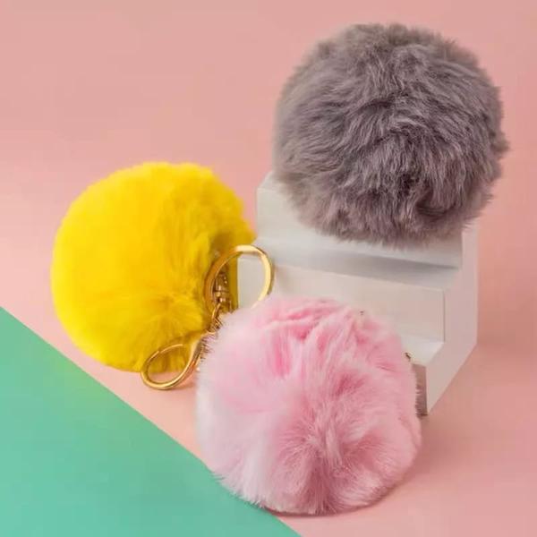 Kit 3 unidades de Chaveiros com acessório pompom macio tendência - Filó Modas Imagem de Kit 3 unidades de Chaveiros com acessório pompom macio tendência