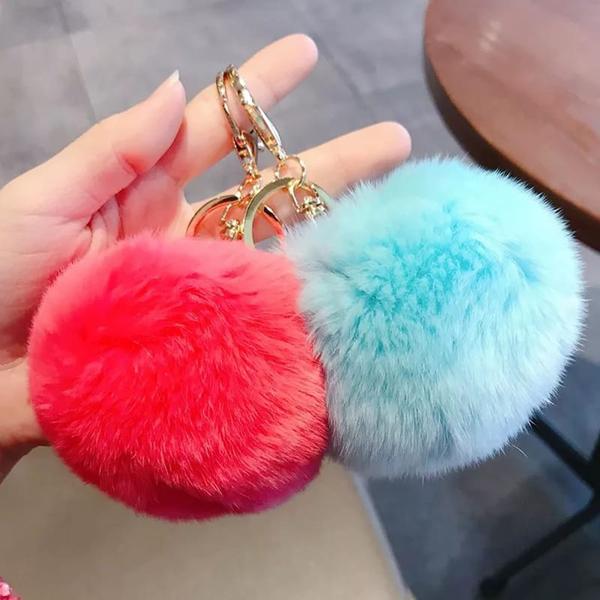 Kit 3 unidades de Chaveiros com acessório pompom macio tendência - Filó Modas Imagem de Kit 3 unidades de Chaveiros com acessório pompom macio tendência