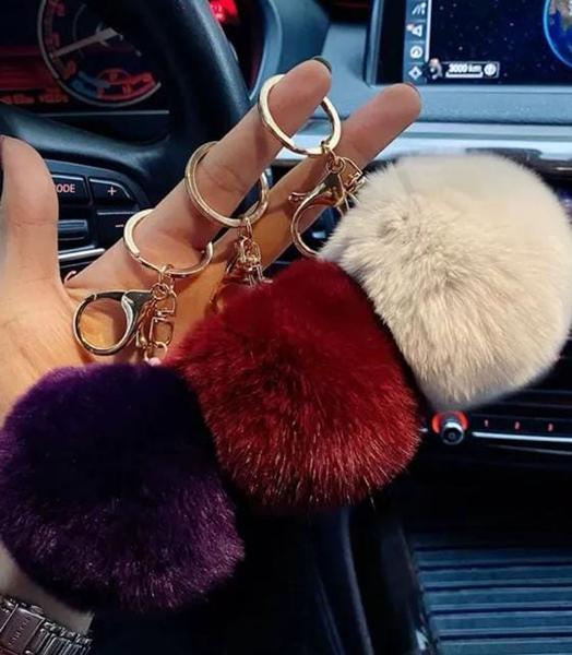 Kit 3 unidades de Chaveiros com acessório pompom macio tendência - Filó Modas Imagem de Kit 3 unidades de Chaveiros com acessório pompom macio tendência