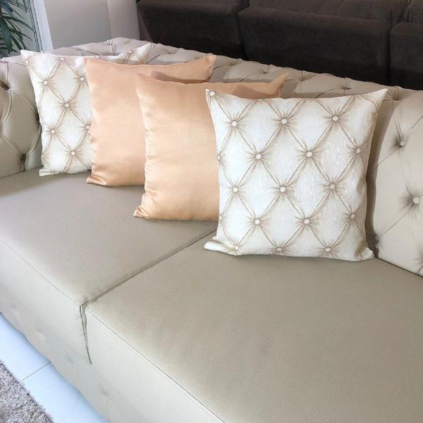 Kit 4 Capas de Almofadas Composê Capitonê Bege e Dourado Liso 45cmx45cm - Sua Casa Decor Imagem de Kit 4 Capas de Almofadas Composê Capitonê Bege e Dourado Liso 45cmx45cm