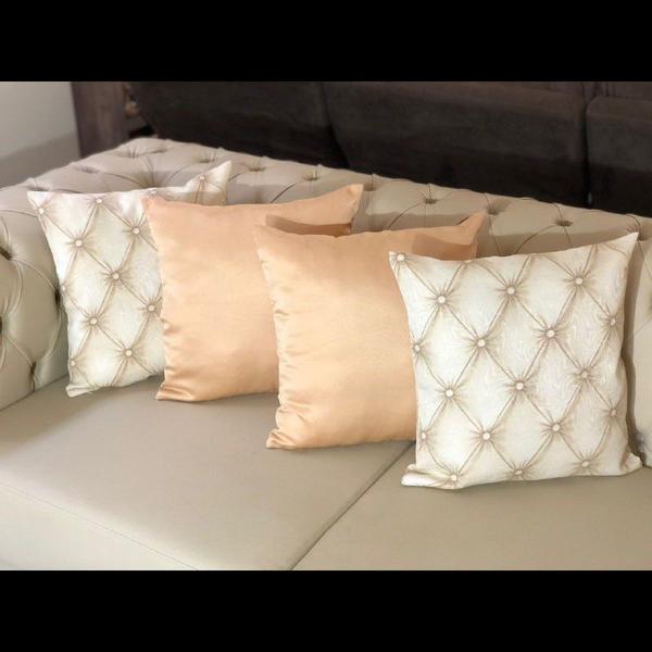Kit 4 Capas de Almofadas Composê Capitonê Bege e Dourado Liso 45cmx45cm - Sua Casa Decor Imagem de Kit 4 Capas de Almofadas Composê Capitonê Bege e Dourado Liso 45cmx45cm