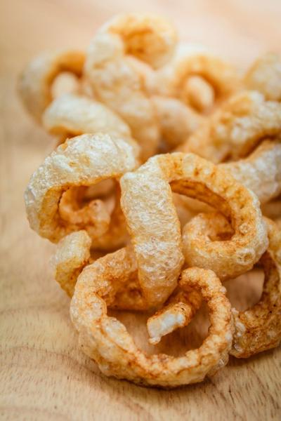 Kit 50 Torresmo Pururuca Petisco Snack Crocante 60g - Torresminho Caseiro Imagem de Kit 50 Torresmo Pururuca Petisco Snack Crocante 60g