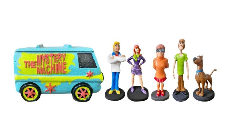 Imagem de Kit 6 Bonecos Scooby-Doo Salsicha Fred Daphne Velma e Mystery Machine Carro em Resina 20cm