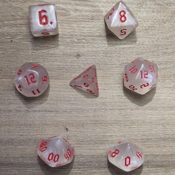 Imagem de Kit 7 dados rpg de mesa papel branca vermelho translucido d4 d6 d8 d10 d12 d20 d100 d% compativel d&d tormenta