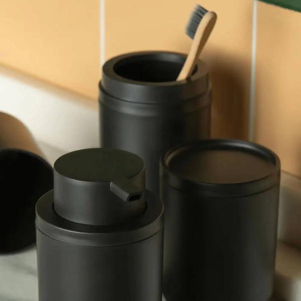 Kit Banheiro Bold Saboneteira Porta Escova Sanitária Lixeira 6L Porta Algodão Preto - Ou Imagem de Kit Banheiro Bold Saboneteira Porta Escova Sanitária Lixeira 6L Porta Algodão Preto