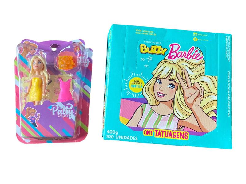 Kit Caixa Chiclete Barbie c/ 100 un Sortido + Boneca Patty - Buzzy Imagem de Kit Caixa Chiclete Barbie c/ 100 un Sortido + Boneca Patty
