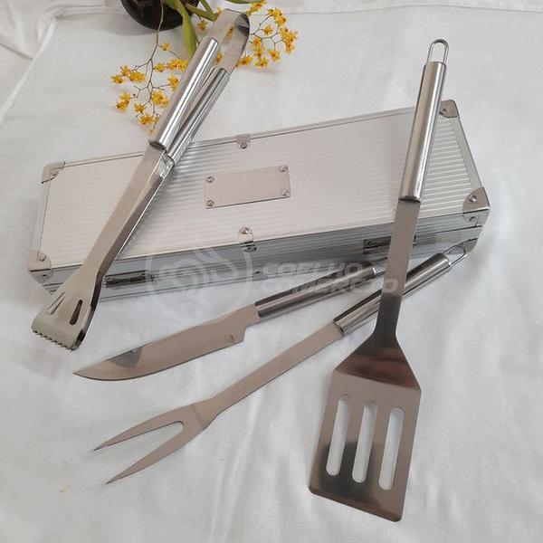 Imagem de Kit Churrasco 4 Peças Espátula, Faca, Garfo, Pegador em Aço Inox com Maleta em Alumínio