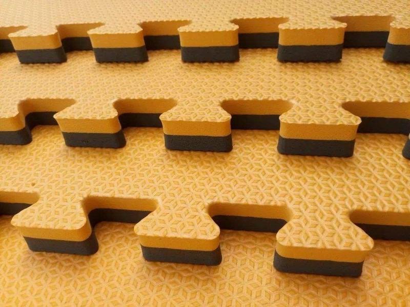Kit com 12 Tatames Dupla Face Laranja com Preto 50x50x2cm Imagem de Kit com 12 Tatames Dupla Face Laranja com Preto 50x50x2cm