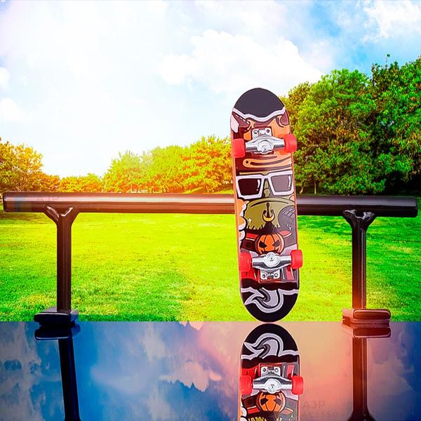 Imagem de Kit com 2 Finger Skateboards Skatinhos de Dedo com Lixa e Rodinhas Trocáveis