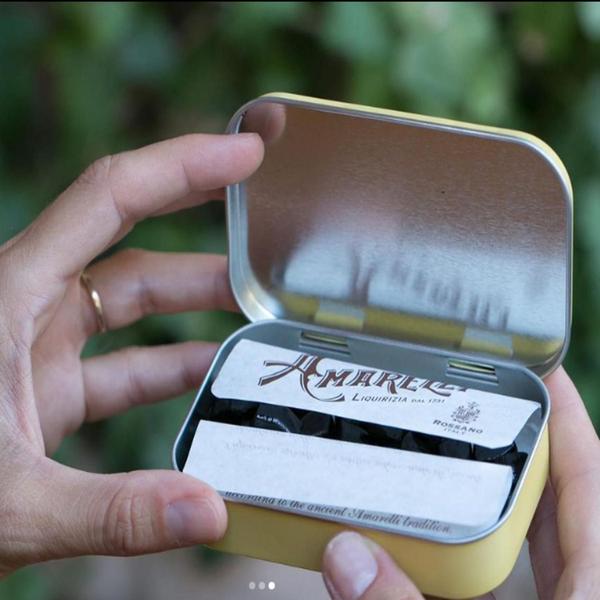 Kit Com 3 Latas Bala De Alcaçuz Oro Puro Amarelli 40G Imagem de Kit Com 3 Latas Bala De Alcaçuz Oro Puro Amarelli 40G