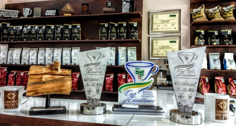 kit com 6 unidades, 3 de cada Café Especial, Classic e Natural Top 250 gr, Moídos - Centro do Café Carmo de Minas Imagem de kit com 6 unidades, 3 de cada Café Especial, Classic e Natural Top 250 gr, Moídos