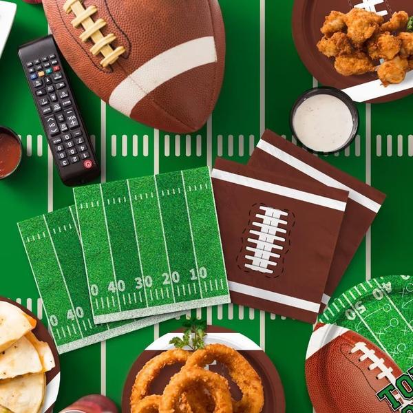 Imagem de Kit de suprimentos de festa Football Theme Serve 24 com toalha de mesa