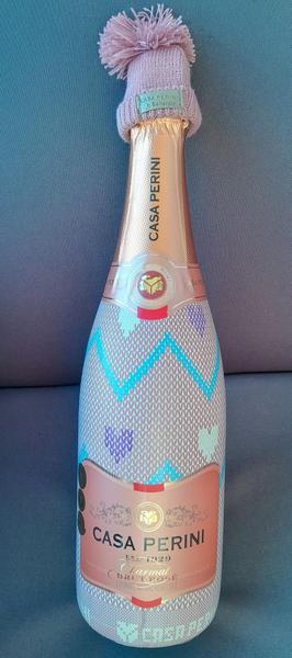 Kit Espumante Casa Perini Brut Winter Rosé 750ml com gorro/touca - 2 unidades Imagem de Kit Espumante Casa Perini Brut Winter Rosé 750ml com gorro/touca - 2 unidades