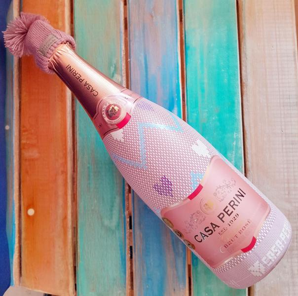Kit Espumante Casa Perini Brut Winter Rosé 750ml com gorro/touca - 2 unidades Imagem de Kit Espumante Casa Perini Brut Winter Rosé 750ml com gorro/touca - 2 unidades