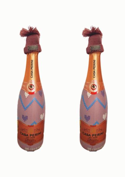 Kit Espumante Casa Perini Brut Winter Rosé 750ml com gorro/touca - 2 unidades Imagem de Kit Espumante Casa Perini Brut Winter Rosé 750ml com gorro/touca - 2 unidades