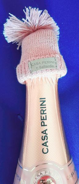 Kit Espumante Casa Perini Brut Winter Rosé 750ml com gorro/touca - 2 unidades Imagem de Kit Espumante Casa Perini Brut Winter Rosé 750ml com gorro/touca - 2 unidades