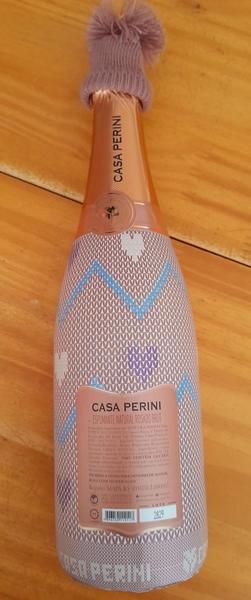 Kit Espumante Casa Perini Brut Winter Rosé 750ml com gorro/touca - 2 unidades Imagem de Kit Espumante Casa Perini Brut Winter Rosé 750ml com gorro/touca - 2 unidades