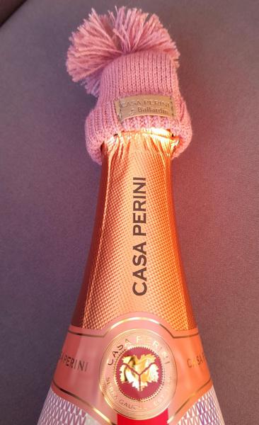 Kit Espumante Casa Perini Brut Winter Rosé 750ml com gorro/touca - 2 unidades Imagem de Kit Espumante Casa Perini Brut Winter Rosé 750ml com gorro/touca - 2 unidades