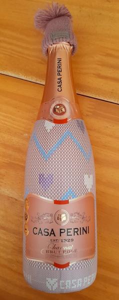 Kit Espumante Casa Perini Brut Winter Rosé 750ml com gorro/touca - 2 unidades Imagem de Kit Espumante Casa Perini Brut Winter Rosé 750ml com gorro/touca - 2 unidades