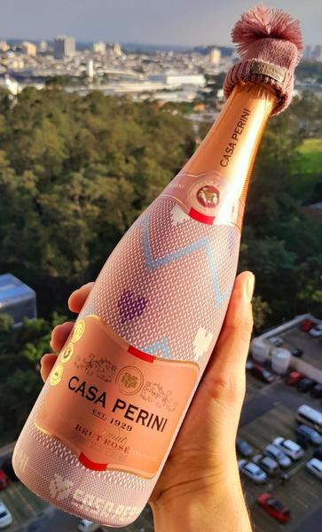 Kit Espumante Casa Perini Brut Winter Rosé 750ml com gorro/touca - 2 unidades Imagem de Kit Espumante Casa Perini Brut Winter Rosé 750ml com gorro/touca - 2 unidades