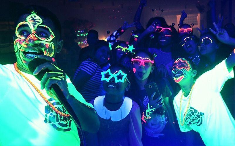 Kit Festa Neon Adereços Balada Brilham Na Luz Negra - MariFesteira Imagem de Kit Festa Neon Adereços Balada Brilham Na Luz Negra