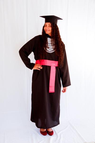 kit formatura adulto Beca, faixa simples ,capelo dobrável e canudo de camurça - BEKAS LINS Imagem de kit formatura adulto Beca, faixa simples ,capelo dobrável e canudo de camurça