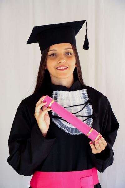 kit formatura adulto Beca, faixa simples ,capelo dobrável e canudo de camurça - BEKAS LINS Imagem de kit formatura adulto Beca, faixa simples ,capelo dobrável e canudo de camurça