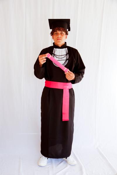 kit formatura adulto Beca, faixa simples ,capelo dobrável e canudo de camurça - BEKAS LINS Imagem de kit formatura adulto Beca, faixa simples ,capelo dobrável e canudo de camurça