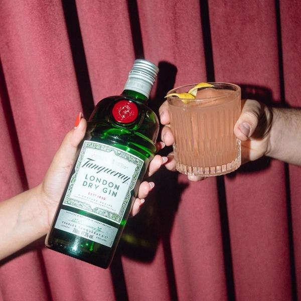 Imagem de Kit Gin Tanqueray London Dry 750Ml Com Taça Vidro Gin Tônica