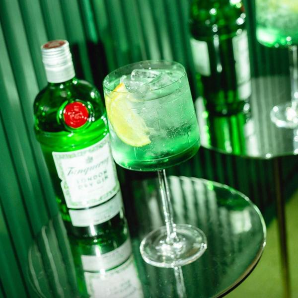 Imagem de Kit Gin Tanqueray London Dry 750Ml Com Taça Vidro Gin Tônica