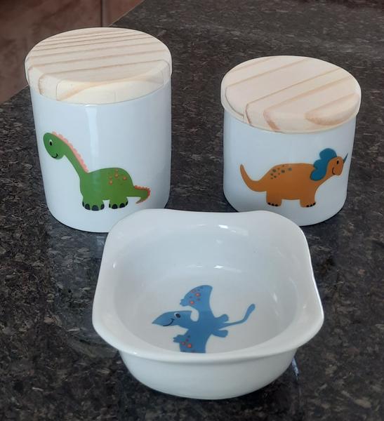 Imagem de Kit higiene bebê 3 peças Dinossauro - Potes e Molhadeira - Peças porcelana e tampas pinus