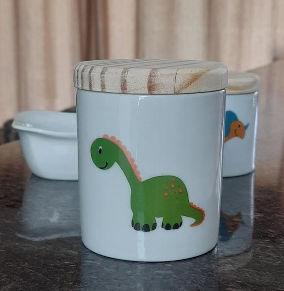 Imagem de Kit higiene bebê 3 peças Dinossauro - Potes e Molhadeira - Peças porcelana e tampas pinus