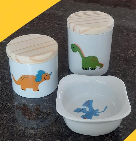 Imagem de Kit higiene bebê 3 peças Dinossauro - Potes e Molhadeira - Peças porcelana e tampas pinus