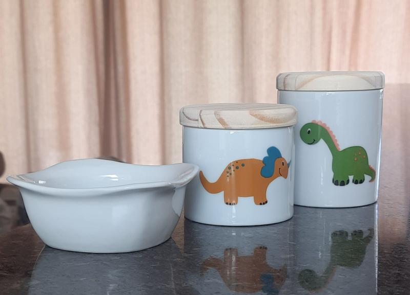 Imagem de Kit higiene bebê 3 peças Dinossauro - Potes e Molhadeira - Peças porcelana e tampas pinus