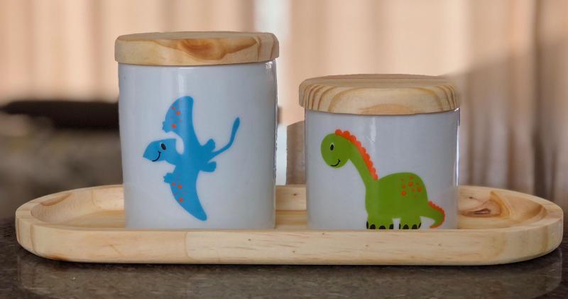 Imagem de Kit higiene bebê 4 peças Dinossauro - Bandeja, potes e porta álcool - Peças porcelana bandeja e tampas pinus