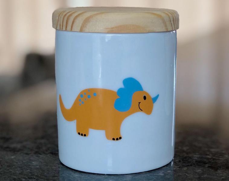 Imagem de Kit higiene bebê Dinossauro 3 peças - potes e porta álcool - Peças Porcelana Tampa Pinus