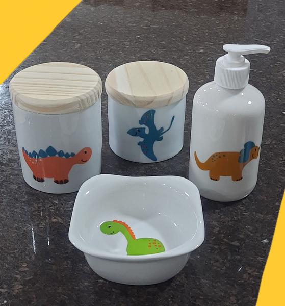 Imagem de Kit higiene bebê Dinossauro 4 peças - potes, porta álcool e molhadeira - Peças Porcelana Tampas Pinus