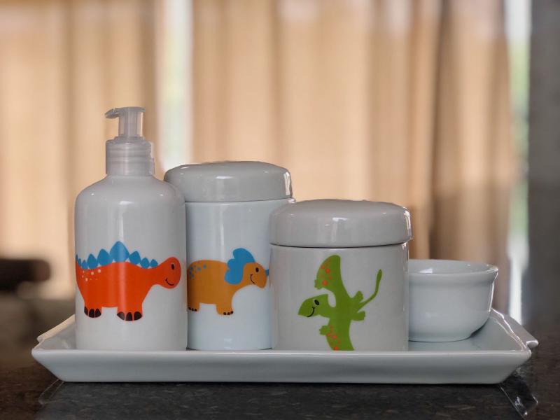 Imagem de Kit higiene bebê Dinossauro 5 peças - Bandeja, potes, porta álcool e molhadeira - Tudo Porcelana