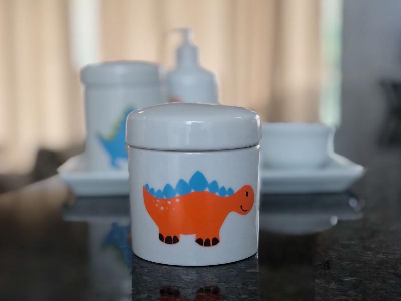 Imagem de Kit higiene bebê Dinossauro 5 peças - Bandeja, potes, porta álcool e molhadeira - Tudo Porcelana