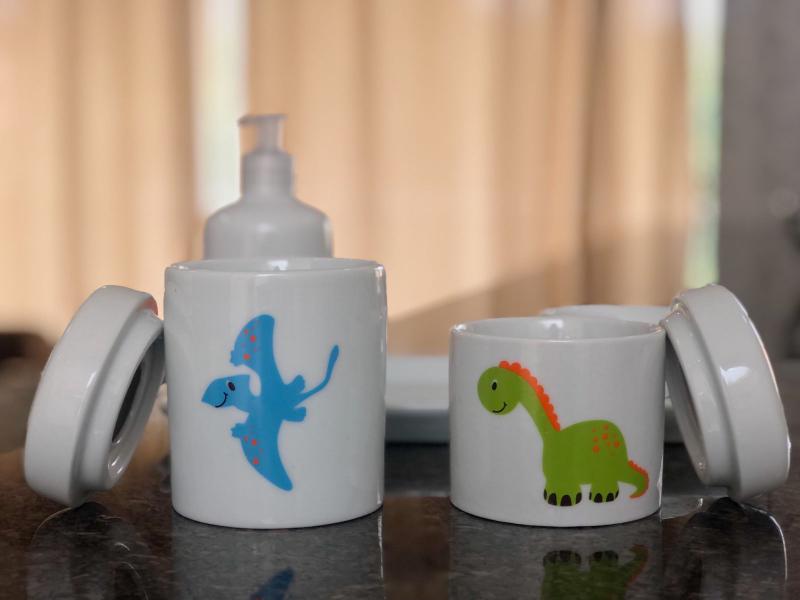 Imagem de Kit higiene bebê Dinossauro 5 peças - Bandeja, potes, porta álcool e molhadeira - Tudo Porcelana