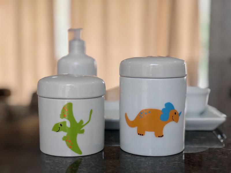 Imagem de Kit higiene bebê Dinossauro 5 peças - Bandeja, potes, porta álcool e molhadeira - Tudo Porcelana