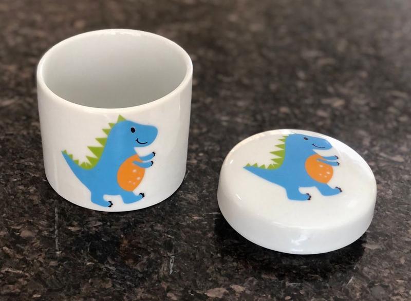 Imagem de Kit higiene bebê Dinossauro 5 peças - potes, porta álcool, garrafa térmica e molhadeira - Peças Porcelana