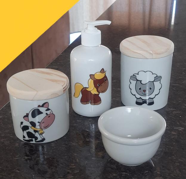 Imagem de Kit higiene bebê Fazendinha 4 peças - potes, porta álcool e molhadeira - Peças Porcelana Tampas Pinus