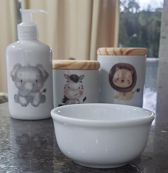 Imagem de Kit higiene bebê Safari 4 peças - potes, porta álcool e molhadeira - Peças Porcelana Tampas Pinus