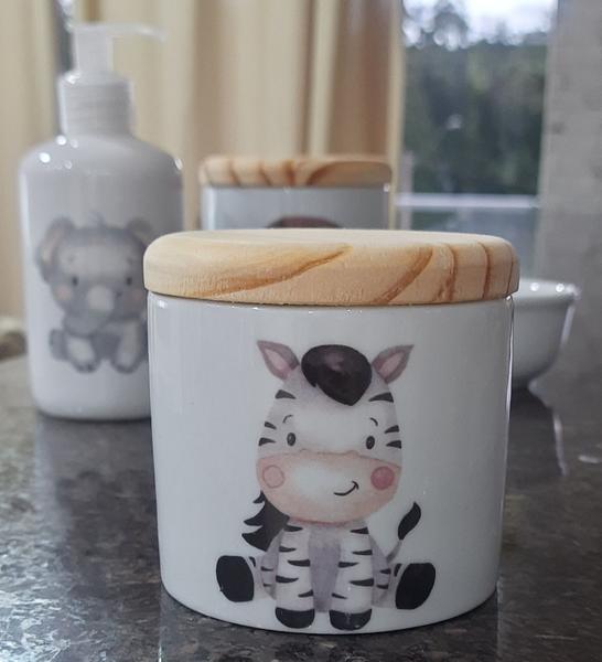 Imagem de Kit higiene bebê Safari 4 peças - potes, porta álcool e molhadeira - Peças Porcelana Tampas Pinus